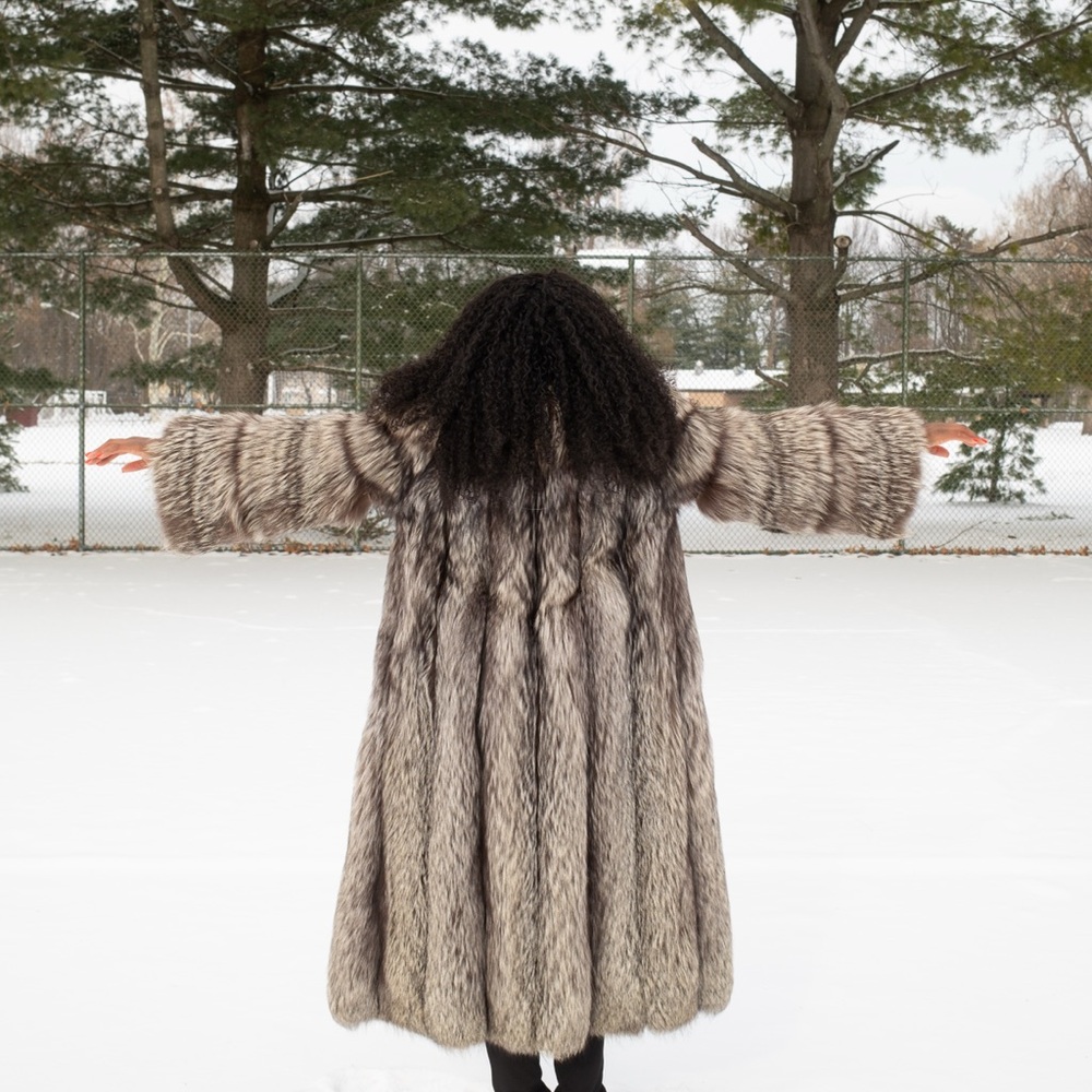 SILVER FOX FUR COAT - Picture 4 of 5